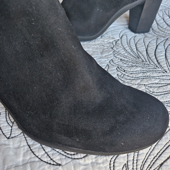 EUC Clarks Artisan Adya Bella Suede Black Slip-on Ankle Bootie Heels Black 10 - Picture 2 of 13